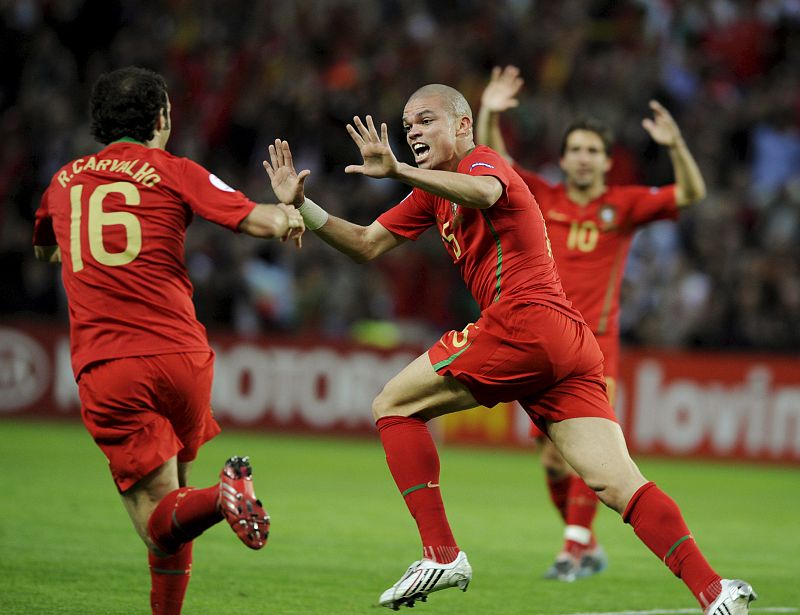 El defensa portugués Pepe muestra su alegría tras marcar  el gol de la victoria de su equipo.