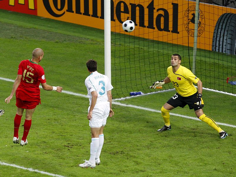 El jugador portugués Pepe marca un gol que el árbitro decició anular posteriormente.