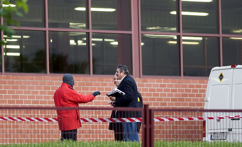 La Ertzaintza custodia las instalaciones de El Correo en Zamudio (Vizcaya) después del atentado de ETA.