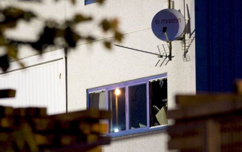 Imagen de los destrozos que ha ocasiono la explosión frente a la rotativa de El Correo. 