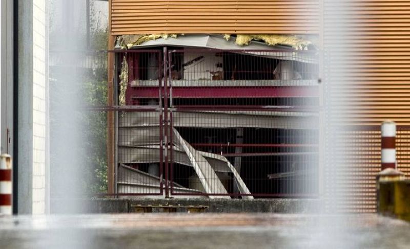 Daños en la fachada de El Correo en Zamudio (Vizcaya), donde ha explotado una bomba que ha causado un agujero de 4 metros.