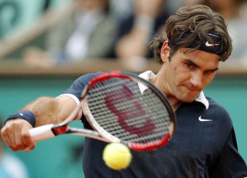 El suizo y número uno del mundo, Roger Federer, incapaz de hacer frente a Rafa Nadal.