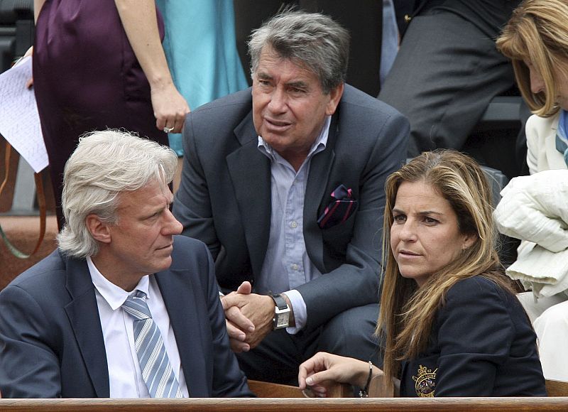 Numerosas leyendas del tenis han visto el triunfo de Nadal. En la foto, la ex tenista Arantxa Sánchez Vicario y el ex tenista sueco Bjorn Borg, junto al también ex tenista Manolo Santana.