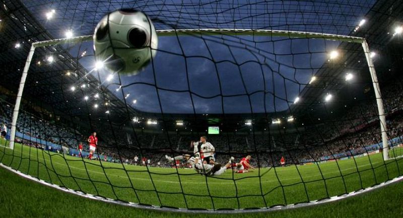 El jugador alemán Lukas Podolski consigue marcar ante el guardameta de Polonia Artur Boris. 