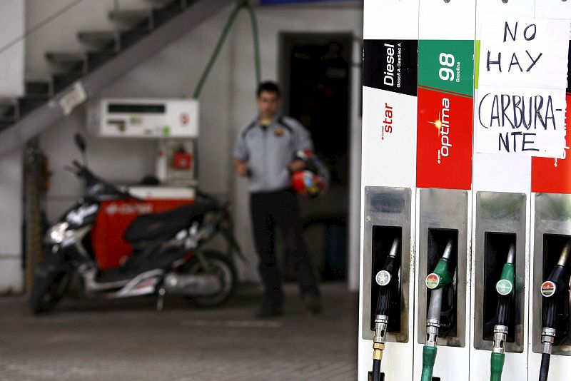 Una estación de servicio con el cartel de "sin carburante" en la calle Aragón de Barcelona que se ha quedado sin combustible a causa de la huelga de transportistas.