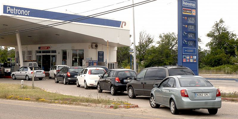 Un grupo de conductores espera su turno para repostar este mediodía en una gasolinera de Valladolid para evitar quedarse sin suministro de gasolina debido a la huelga del transporte.