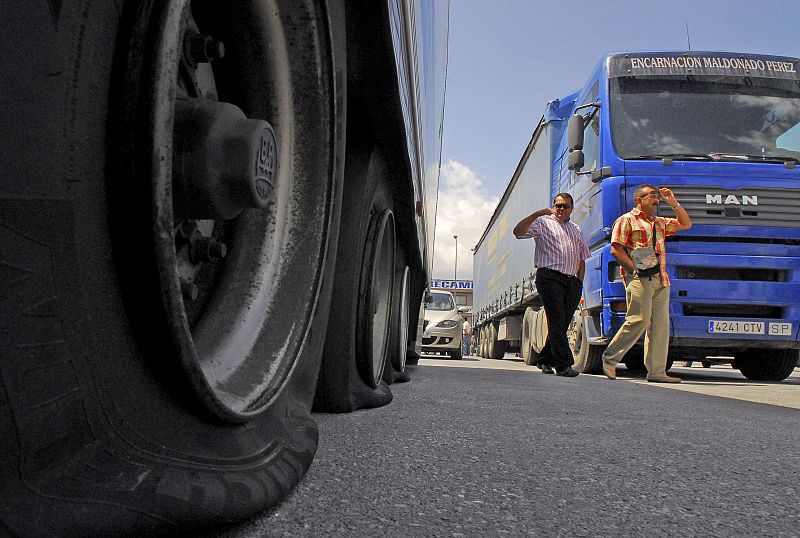 Detalle de las ruedas pinchadas de un camión en los aparcamientos de Mercagranada donde se han concentrado gran número de transportistas.