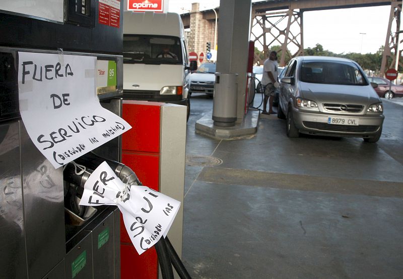 Una gasolinera del centro de Almería ha cerrado algunos de sus surtidores de combustible diesel que se ha agotado.