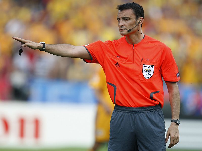 El colegiado español Manuel Mejuto González fue el encargado de arbitrar el partido entre Francia y Rumanía, para sospecha de los aficionados del segundo equipo, que lo tildaban como tarjetero y favorable a los grandes.