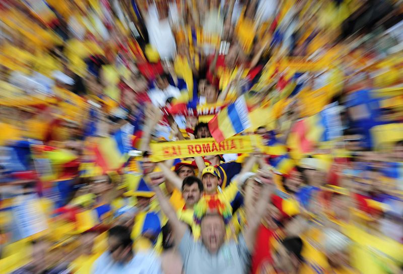 Hinchas rumanos agitan sus bufandas antes del partido entre Francia y Rumanía, que abría los partidos en el llamado "grupo de la muerte".