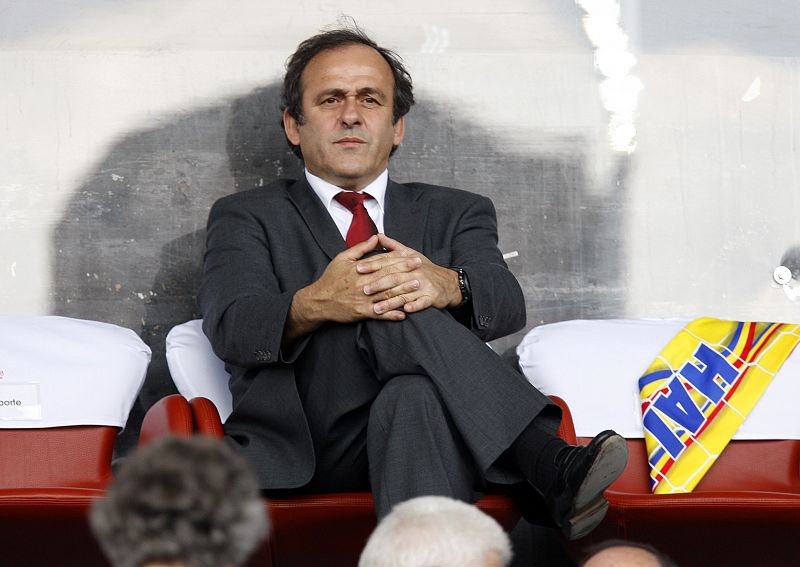 El presidente de la Uefa, Michel Platini, uno de los mejores jugadores franceses de la historia, fue testigo del decepcionante debut de su selección en la Eurocopa de Austria y Suiza.