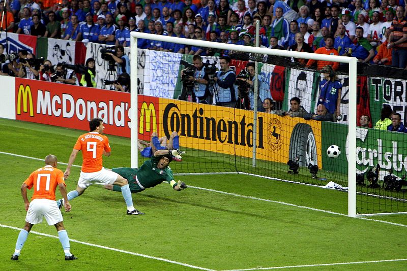 Ruud van Nistelrooy, en claro fuera de juego, marcó el primer gol de la victoria de Holanda por 3-0 a Italia. Buffon no pudo hacer nada para detener el gol del ariete holandés, completamente solo.