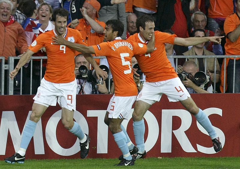 El delantero holandés Ruud Van Nistelrooy celebra el primer gol de su equipo frente a la selección italiana con sus compañeros Giovanni van Bronckhorst y Joris Mathijsen.