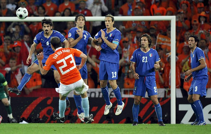 La zaga italiana se vio sorprendida y superada por los ataques de la selección de Van Basten. En la imagen, Rafael van der Vaart patea un tiro libre.