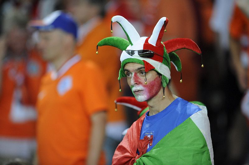 Los italianos perdieron el buen humor al ver la humillante derrota de su equipo, campeones del mundo que se vieron vapuleados 3-0 por la 'naranja mecánica' holandesa.