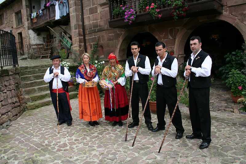 El grupo de folclore cántabaro "Tanea" participa en el capítulo dedicado a "El Soplao"