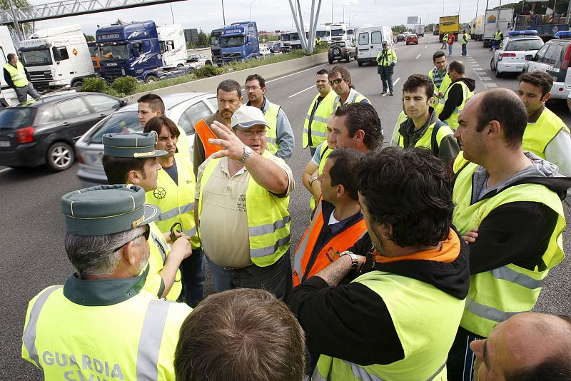 Agentes de la Agrupación de Tráfico de la Guardia Civil y camioneros en la A-1, en Madrid.