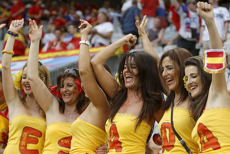 ¡E-S-P-A-Ñ-A! Aficionadas españolas componen el nombre de España en sus camisetas.