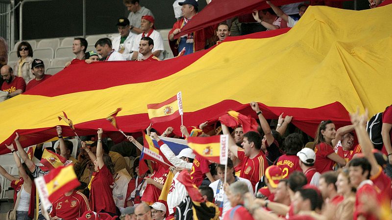 Aficionados despliegan la bandera española en el estadio Tivoli Neu.