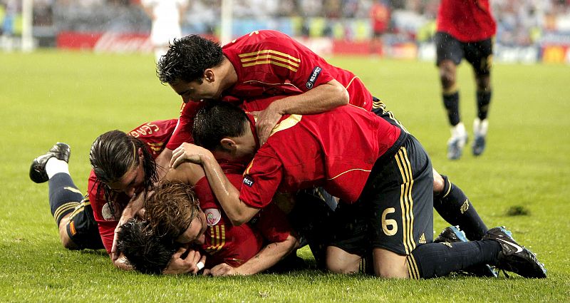 Los jugadores de la selección española celebran uno de los goles marcados por Villa.