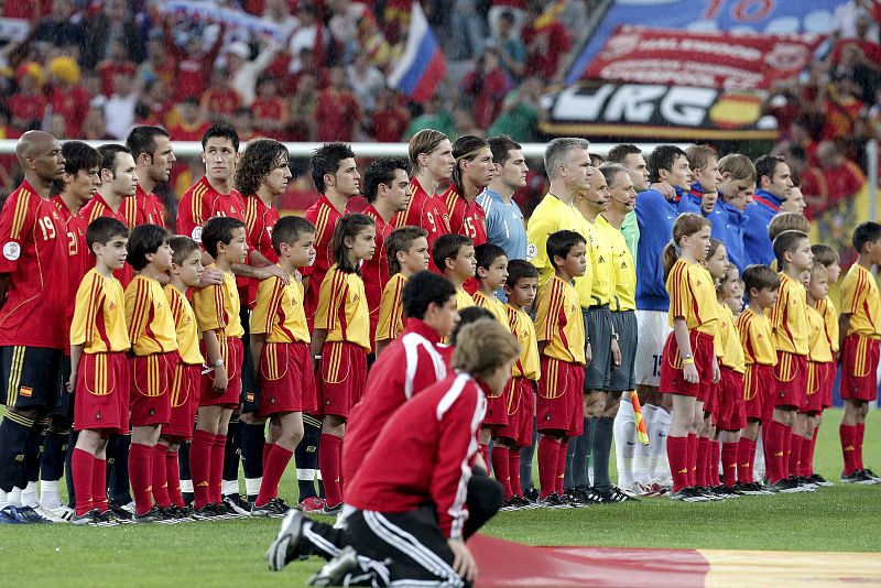 Los jugadores de las selecciones española y rusa durante la interpretación de los himnos nacionales antes del inicio del partido.