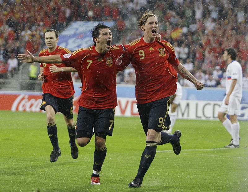 Dos delanteros de lujo. David Villa y Fernando Torres celebran el primer gol marcado a Rusia.