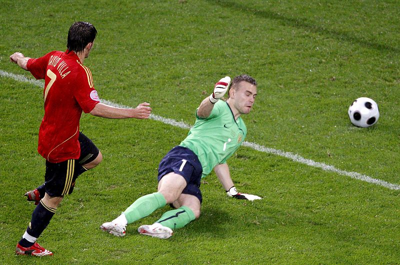 El delantero español David Villa (izqa) marca el 2-0 ante el portero de la selección rusa Igor Akinfeev.