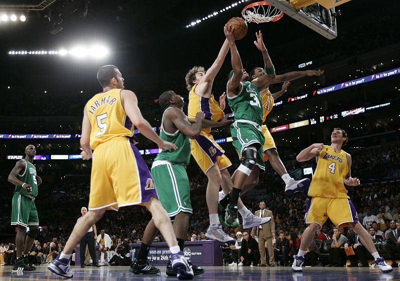 Los jugadores de los Lakers y de los Celtics pugnan por un balón en el tercer partido de la final de la NBA.