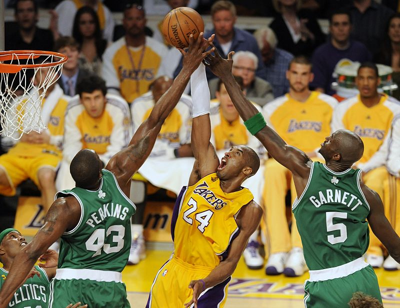 Los jugadores de los Lakers y los Celtics luchan por hacerse con un balón en este partido de la final de la NBA.