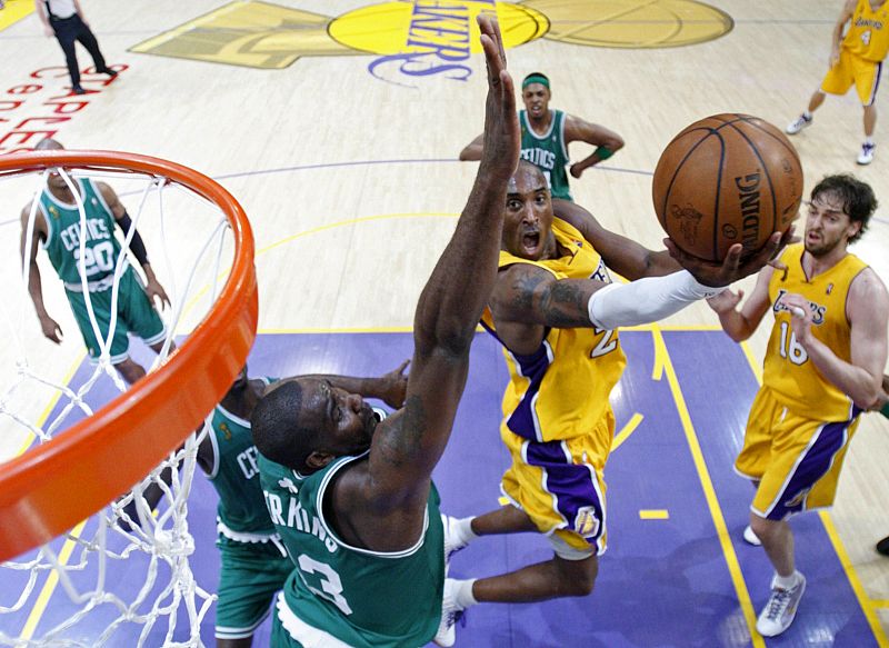 Kobe Bryant, de los Lakers, trata de encestar ante la resistencia de Perkins