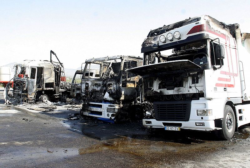 Prenden fuego a dos camiones en Alicante