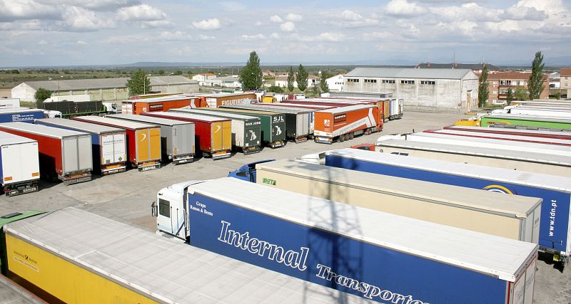 Camiones aparcados en la frontera con Portugal