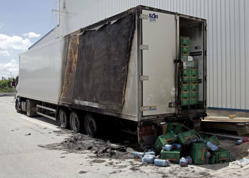 Tres detenidos por incendiar un camión