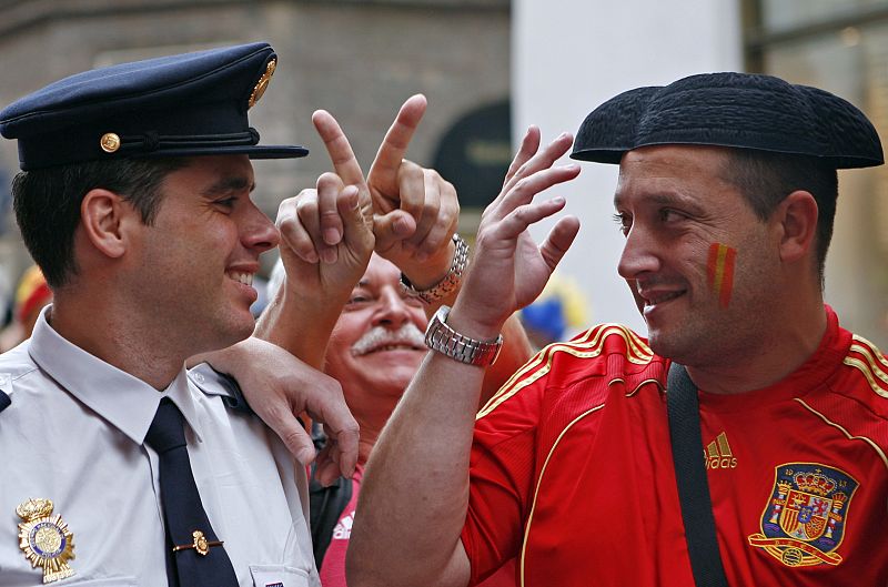 Confraternizando con la policía