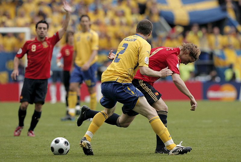 Torres lucha por el balón