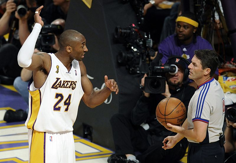 Kobe Bryant, contra un árbitro