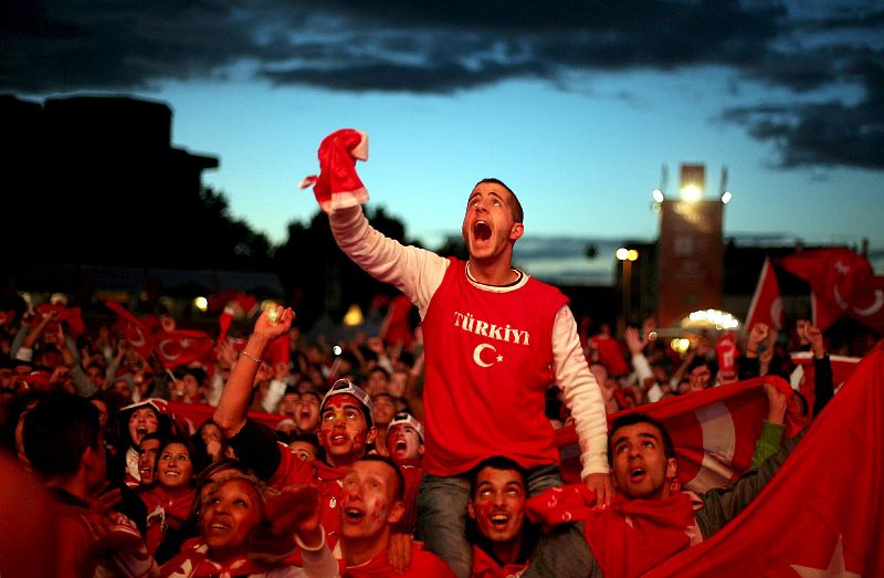 Seguidores turcos celebran la clasificación en Alemania