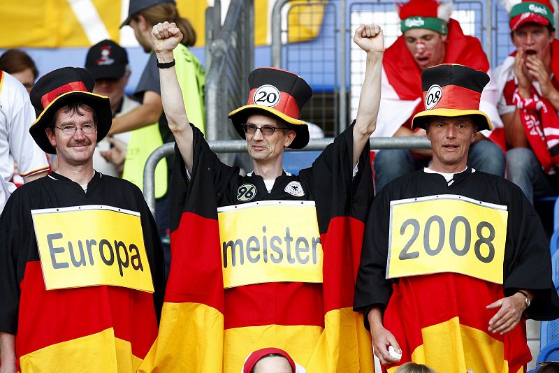 Seguidores de la selección alemana asisten al partido de su elección contra Austria.