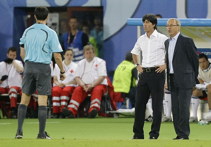 ¡A la calle! Mejuto González expulsa a los entrenadores de Alemania y Austria.