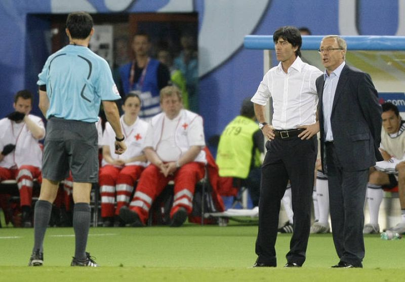 ¡A la calle! Mejuto González expulsa a los entrenadores de Alemania y Austria. 