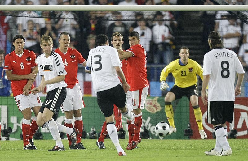 Ballack lanza desde falta un disparo que supondría el 1 a 0 para Alemania ante Austria.
