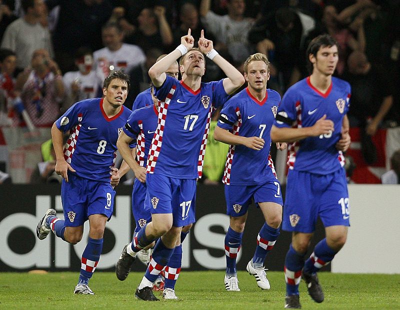 El jugador croata Ivan Klasnic  celebra con sus compañeros el 1-0 ante Polonia.