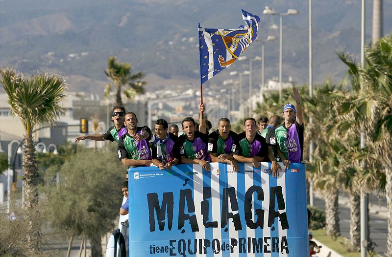 Los jugadores del Málaga C.F. celebran el ascenso a Primera División con un paseo en autobús por las calles de Málaga.