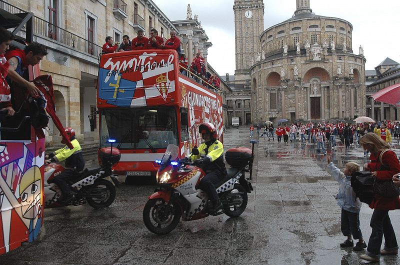 Los jugadores del Real Sporting inician un recorrido por los barrios de la ciudad a bordo de un autobús descapotable, desde La Laboral ciudad de la Cultura, donde participaron de una recepción oficial del Gobierno asturiano por conseguir el asenso.