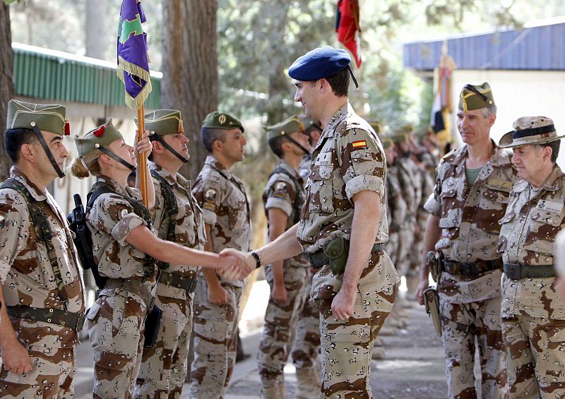 El príncipe Felipe saluda las tropas de Qala-i-Now, durante una visita relámpago a los 726 militares españoles que colaboran en la seguridad y reconstrucción del país.