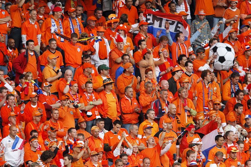 La marea naranja. Varios aficionados holandeses son fotografiados antes del partido de su selección frente a Rumanía.