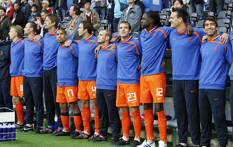 Los titulares en el banquillo. El seleccionador  de Holanda, Marco Van Basten, optó por alinear a muchos suplentes en el once inicial ante Rumanía.