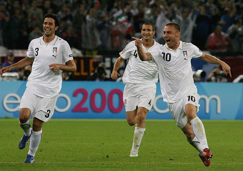 De izquierda a derecha los italianos Fabio Grosso, Giorgio Chiellini y Daniele De Rossi celebran el 2-0 ante Francia