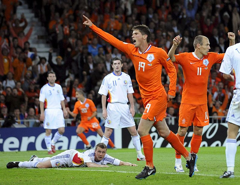 El anotador holandés Jan Hunterlaar  celebra el  primer gol de su equipo contra la selección rumana.