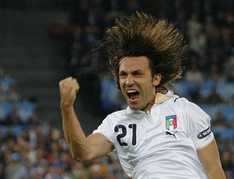 El jugador italiano Andrea Pirlo celebra su gol tras transformar el penalti que puso el 0-1 en el marcador durante el partido Francia contra Italia.